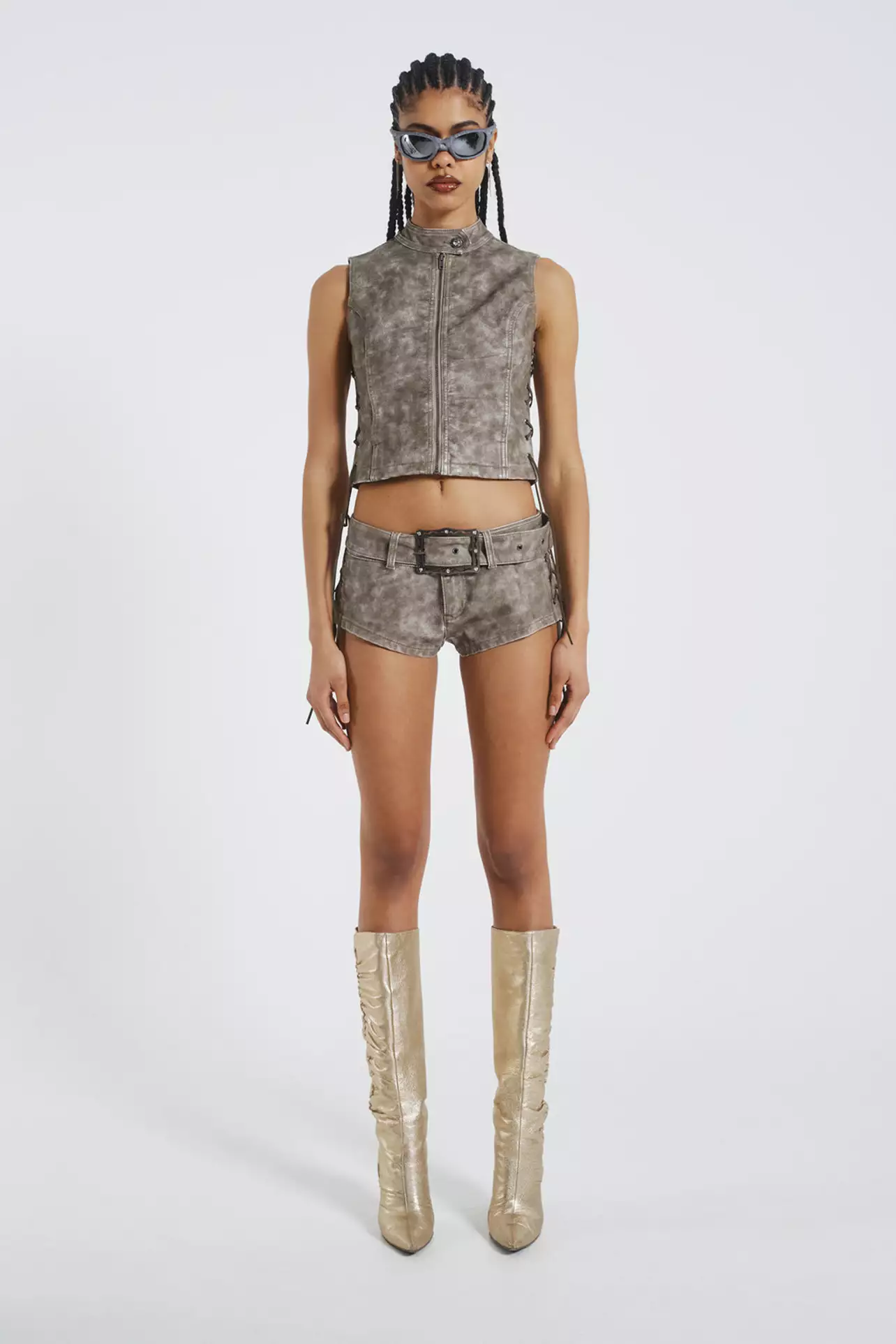 Rodeo – Jaded London - Steel Lace Up Side PU Hot Pants