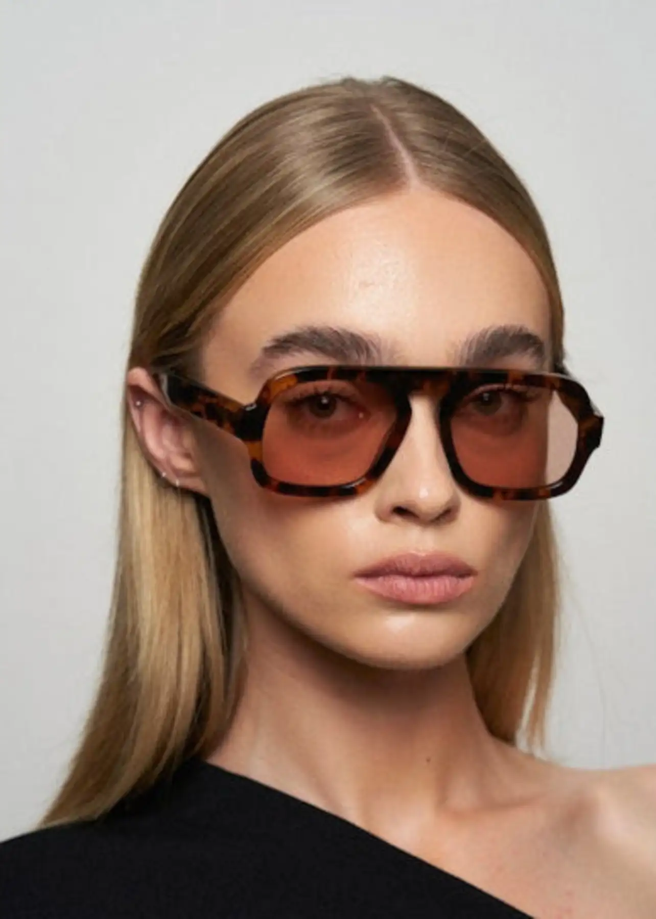 NEW Elisa Johnson Jane Sunglasses in Brown Tortoise Elisa Johnson Jane Mini Sunglasses in Brown Tortoise at Parc  main image 4