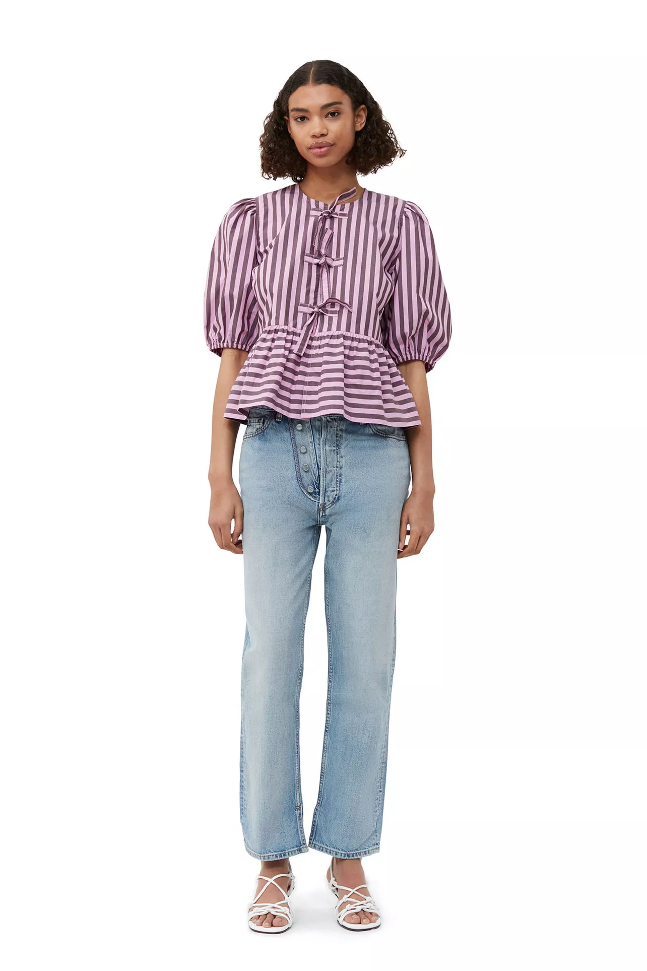 GANNI フロラルフリントフリツショセットミティトレス F9551 252 Rodeo – Ganni - Striped Cotton Poplin Peplum Tie Blouse